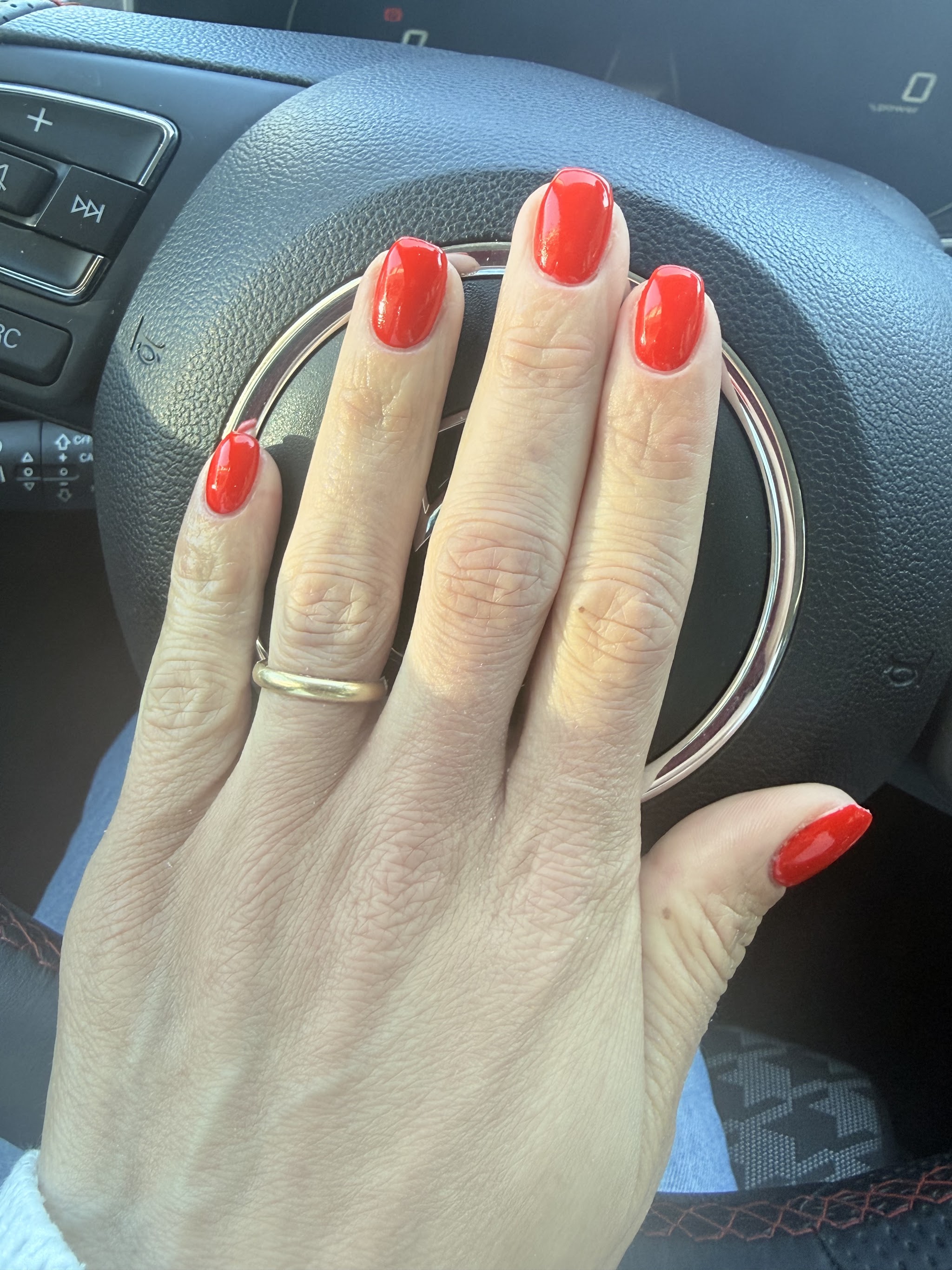 Rode gelpolish op korte, ovale nagels