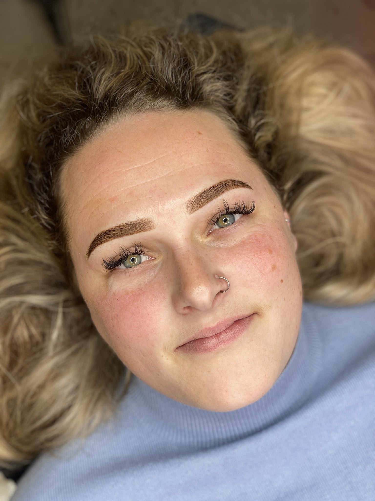 Klant met verzorgde wenkbrauwen en lash lift